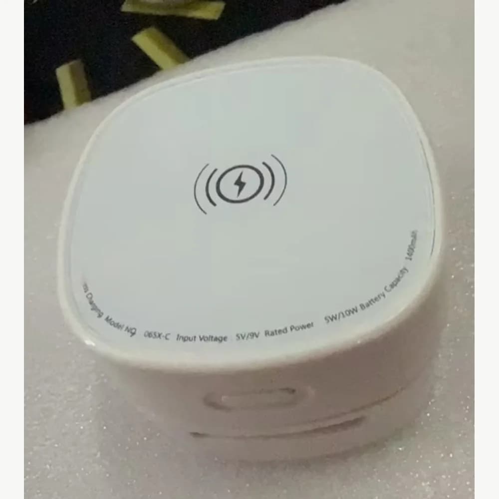Mini desktop vacuum